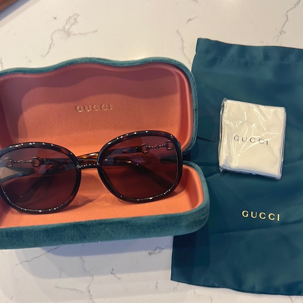 AUTHENTIC Gucci Sunglasses with dustbag & case